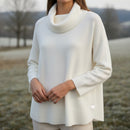 Femme portant le pull Emile col roulé écru en maille douce stretch - confort et élégance intemporelle
