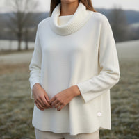 Femme portant le pull Emile col roulé écru en maille douce stretch - confort et élégance intemporelle
