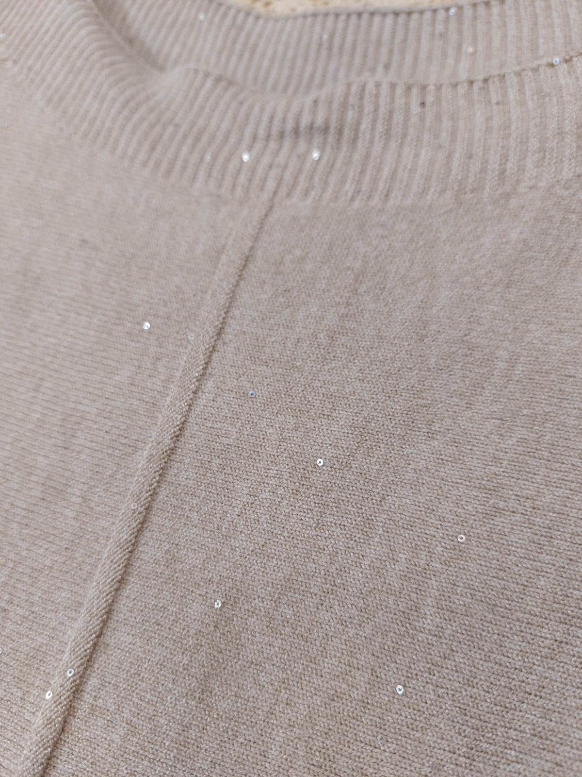Détail des petits sequins brillants du pull maille fine Felix
