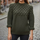 Femme portant le pull Louis coloris kaki doux à poils brillants