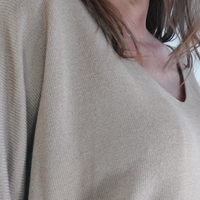 Pull MIREILLE beige col V oversized modal acrylique femme, best-seller ineva