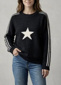 Pull Noel noir porté, col rond, étoile devant et bandes blanches sur les manches
