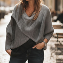 Femme portant le pull Owen écru col bateau - Photo portée face