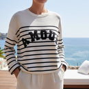 Femme portant le pull Popeye col rond rayé coloris écru avec broderie bouclette AMOUR