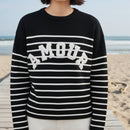 Pull Popeye col rond rayé coloris noir porté avec broderie bouclette AMOUR