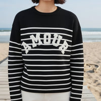 Pull Popeye col rond rayé coloris noir porté avec broderie bouclette AMOUR