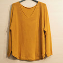 Pull Sandro jaune moutarde col V - finition brillante et style sophistiqué
