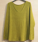 Pull Sandro vert pistache col V brillant - couture plate et maille stretch confortable
