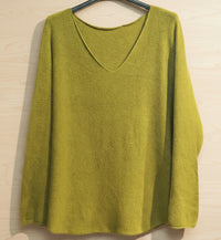 Pull Sandro vert pistache col V brillant - couture plate et maille stretch confortable
