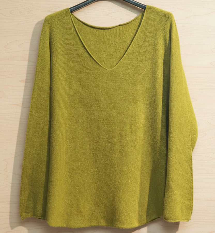 Pull Sandro vert pistache col V brillant - couture plate et maille stretch confortable
