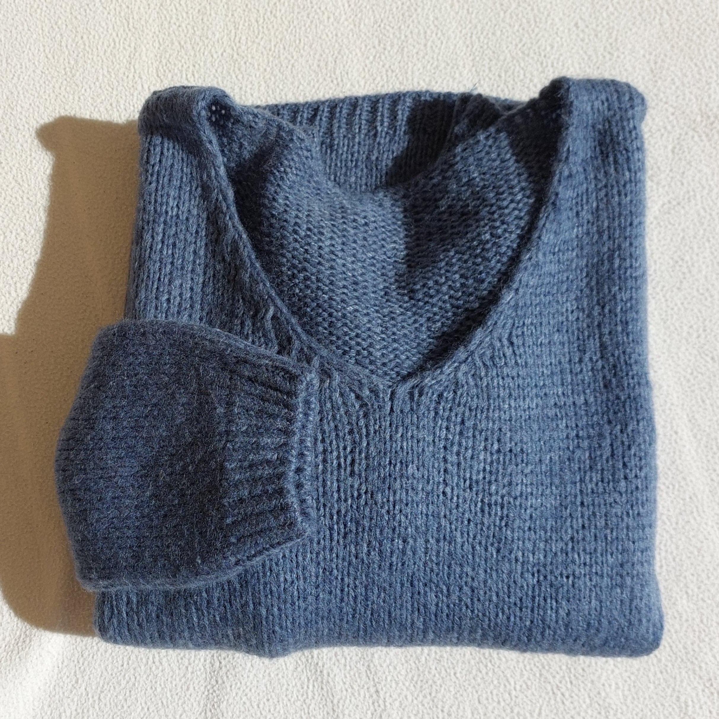 Pull Tobias bleu jean maille douce col V femme coupe asymétrique - Vue face et plié