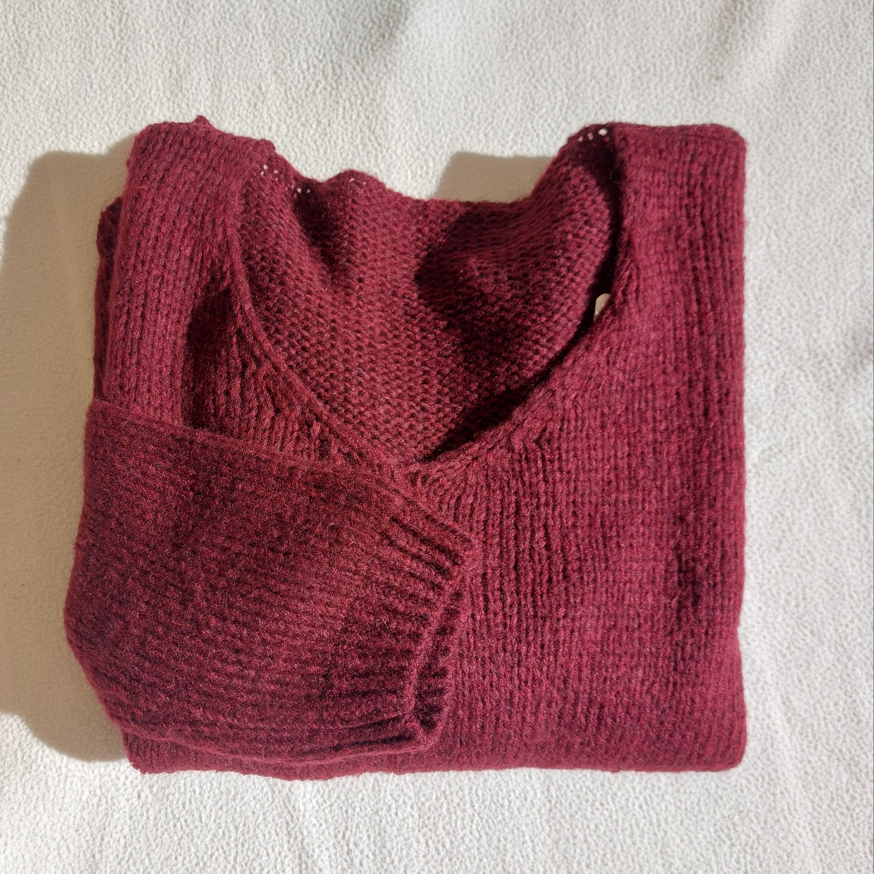 Pull Tobias bordeaux maille douce col V femme coupe asymétrique - Vue face et plié