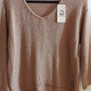 Pull Tobias maille douce col V femme coupe asymétrique caml