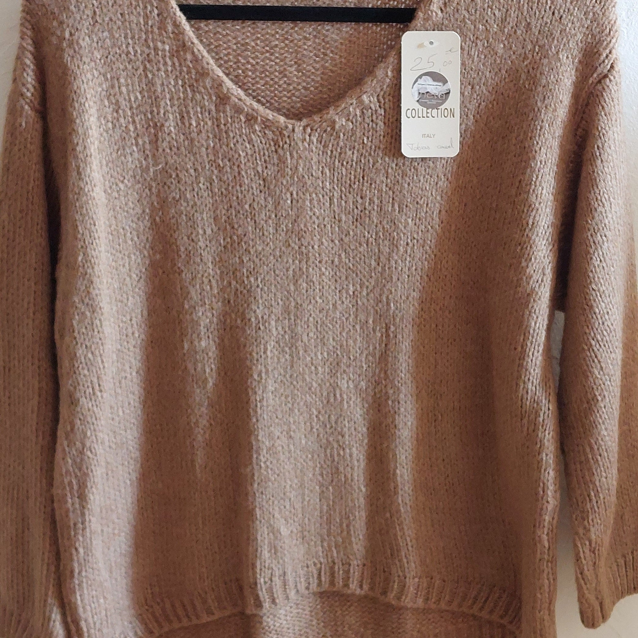 Pull Tobias maille douce col V femme coupe asymétrique caml