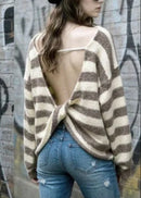 Pull rayé Lou taupe porté de dos, torsade dans le dos
