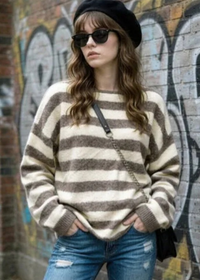 Pull rayé Lou taupe porté de face, col bateau
