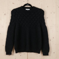 Pull Louis coloris noir doux avec poils brillants et maille fantaisie