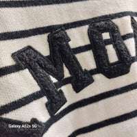 Détail de la broderie bouclette AMOUR sur le pull Popeye coloris écru