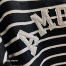 Détail de la broderie bouclette AMOUR sur le pull Popeye coloris noir