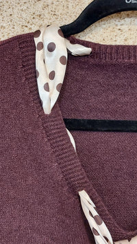 Détail du foulard imprimé du pull sans manches Margot bordeaux
