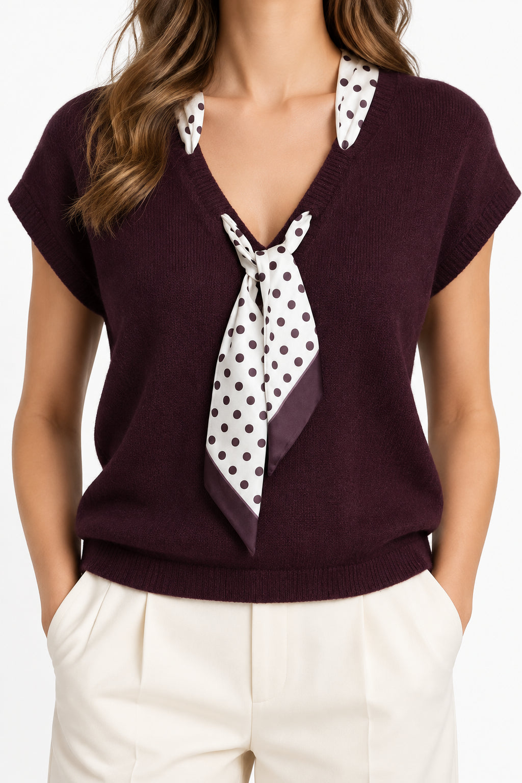 Pull sans manches Margot bordeaux porté, col V avec foulard imprimé
