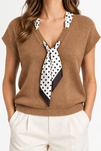Pull sans manches Margot camel porté, col V avec foulard imprimé
