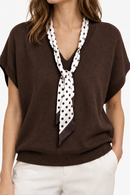 Pull sans manches Margot choco porté, col V avec foulard imprimé
