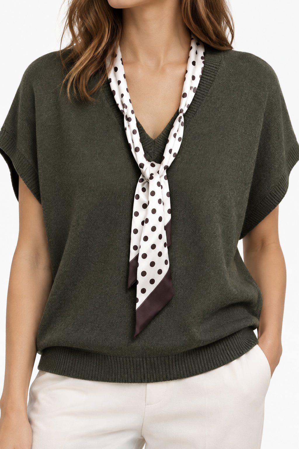 Pull sans manches Margot kaki porté, col V avec foulard imprimé
