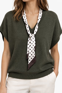 Pull sans manches Margot kaki porté, col V avec foulard imprimé
