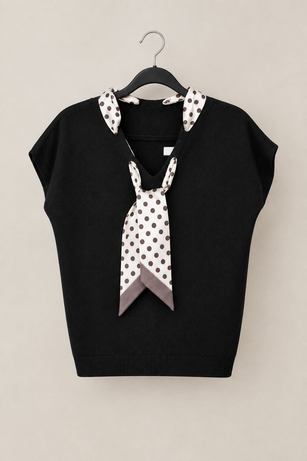 Pull sans manches Margot noir, col V avec foulard imprimé
