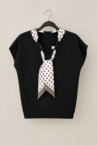 Pull sans manches Margot noir, col V avec foulard imprimé
