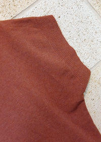 Détail de l'emmanchure du pull sans manches Pablo brique
