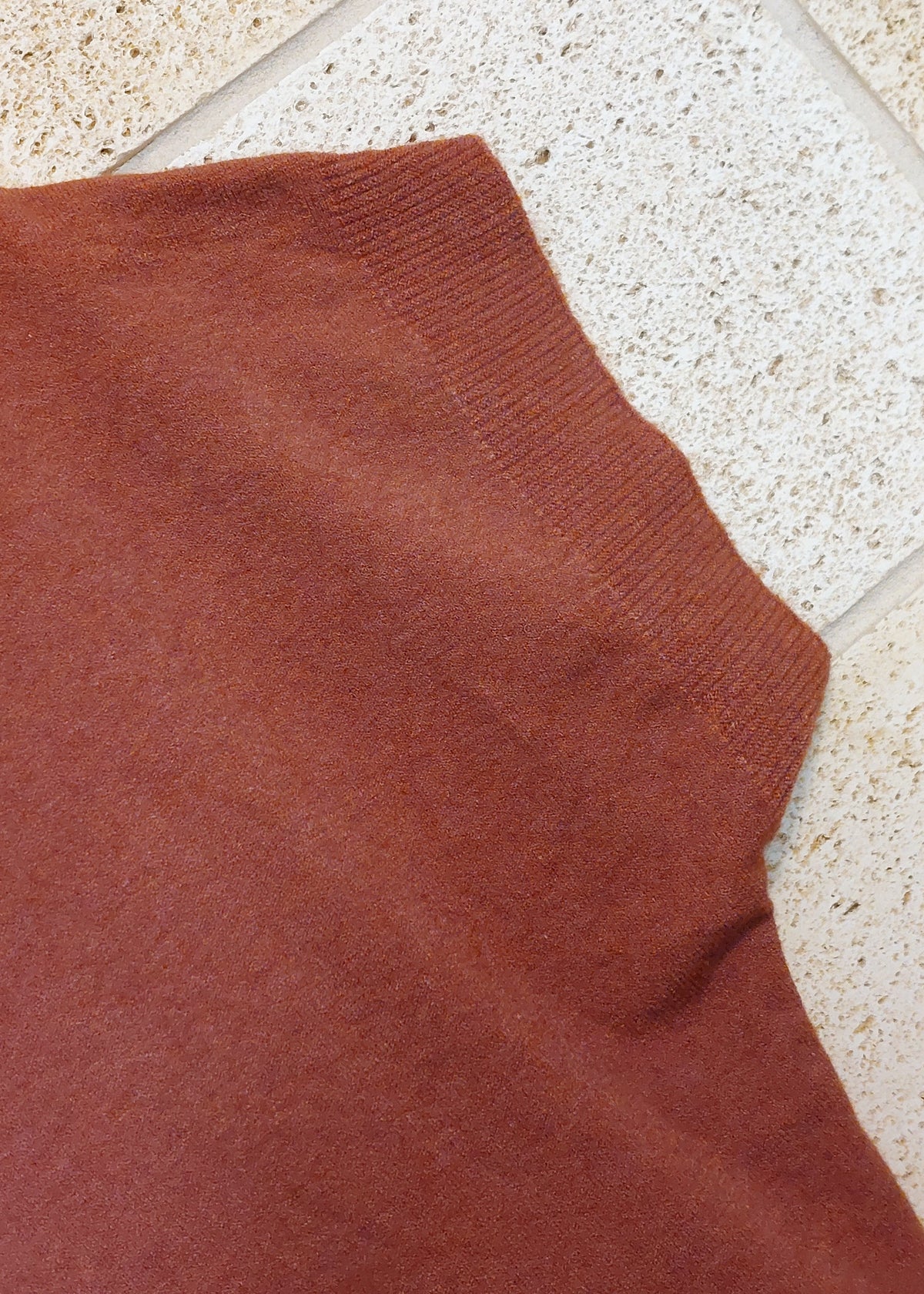 Détail de l'emmanchure du pull sans manches Pablo brique

