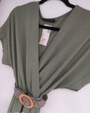 robe longue unie coloris kaki et joliement ceinturée en beige sur ceintre. le haut de la robe a une forme kimono et le bas est ample avec du mouvement  sur meyreuil
