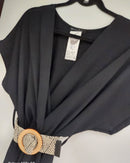 robe longue unie coloris noire et joliement ceinturée en beige sur ceintre. le haut de la robe a une forme kimono et le bas est ample avec du mouvement  sur meyreuil