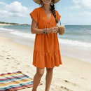 Robe col V Bellac orange portée sur la plage — coupe ample volants cascade mancherons — look estival coloré — ineva
