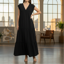 Femme portant la robe longue Bellal noire ample et légère - ineva