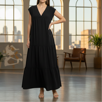 Femme portant la robe longue Bellal noire ample et légère - ineva