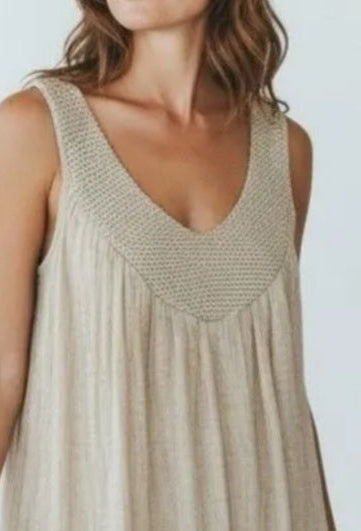 Détail col V et bretelles larges en galon résille de la Robe Diane coloris beige — jersey viscose 95% ample et fluide, Made in Italy — ineva
