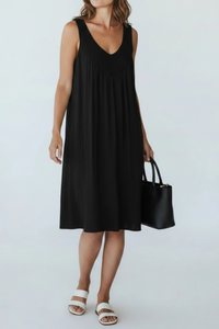 Robe mi-longue jersey Diane noire portée avec des mules écrues — col V avant et arrière, bretelles larges résille, coupe ample et fluide, taille unique 36/46, Made in Italy — ineva
