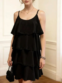 Robe courte Juliette noire portée en version soirée — bretelles fines 4 volants cascade — silhouette flatteuse et féminine — made in Italy — ineva
