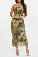 Robe longue bustier Juline kaki imprimé marbré portée sur fond blanc avec sandales à talons et collier doré — résille doublée, coupe moulante sans bretelles, taille unique 34/40, Made in Italy — ineva
