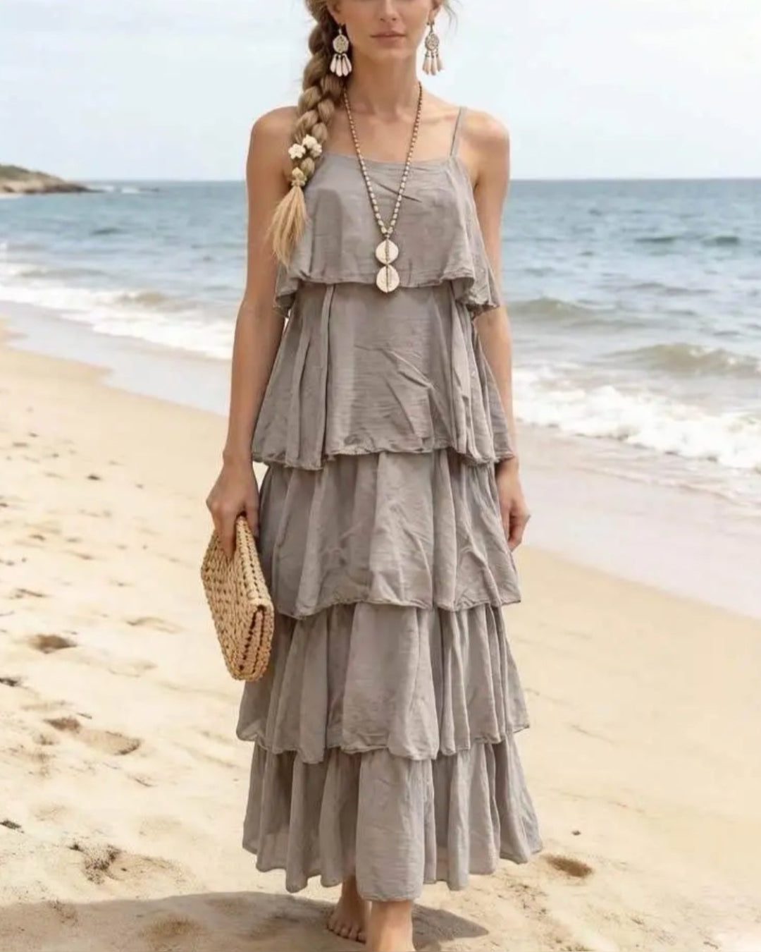 Robe longue June taupe portée pieds nus sur le sable — voile coton volants superposés bretelles fines réglables — look bohème chic été — ineva
