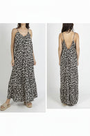 Robe longue léopard Léo portée vue de face et de dos — voile de coton, col V élastique froncé, bretelles fines, dos nu en V, volant bas, très ample grande taille 38/50, Made in Italy — ineva
