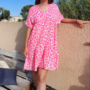 Robe en gaz de coton imprimé léopard dans le rose, elle a un col V et elle arrive à hauteur du genou, robe ample manche courte forme kimono sur carry le rouet