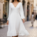 Femme portant la robe Maëva col V coloris blanc avec taille smockée en viscose fluide