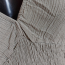 Détail du col V et du smocké de la robe Maëva coloris camel