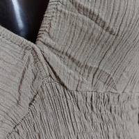 Détail du col V et du smocké de la robe Maëva coloris camel