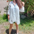 robe blanche courte en broderie anglaise avec col boutonné en jean clair et manche 3/4 forme colombine sur carry le rouet