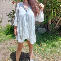robe blanche courte en broderie anglaise avec col boutonné en jean clair et manche 3/4 forme colombine sur carry le rouet